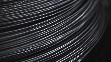 Nahaufnahme von gerolltem, dunklem Draht