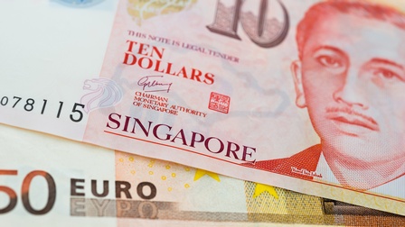 10 Dollar aus Singapur auf einem 50-Euro-Schein