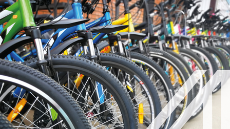 Abgestellte bunte Fahrräder in einer Reihe, Vorderreifen mit Katzenaugen
