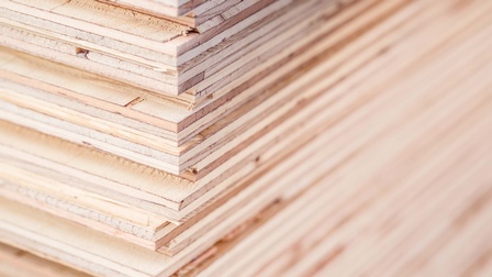 aufeinandergeschichtete dünne Sperrholplatten