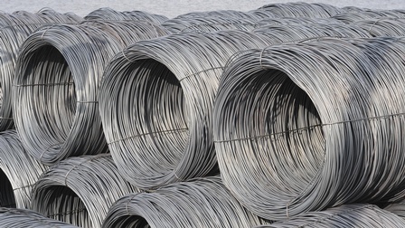 Große Rollen Walzdraht aufgereiht hintereinander