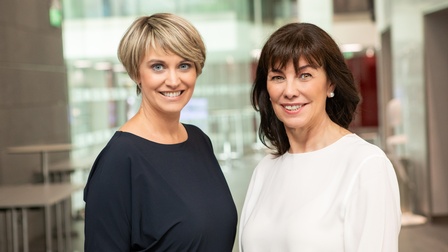 Zwei Frauen lächeln