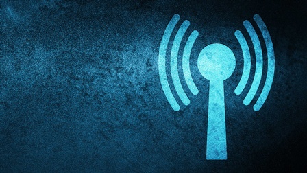 Ein stilisierter Sendeanlage vor blauem Hintergrund