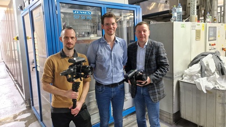 Drei Personen in einer Wäscherei. Von links: Christoph Hornak, Ing. Jakob Müller-Hartburg, Mag. Wolfgang Muth