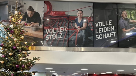 Unsere EuroSkills-Teilnehmerin Julia Kirchner begrüßt die Besucherinnen und Besucher sowie die Mitarbeiterinnen und Mitarbeiter der Wirtschaftskammer Österreich. 