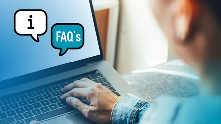 Info und FAQ: Ein Mann surft auf einem Laptop