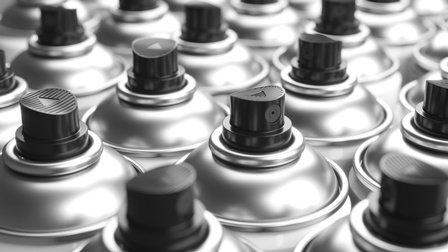 Detailansicht Druckköpfe von silbernen Spraydosen