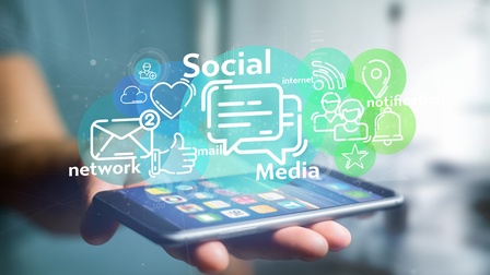 Ein Tablet mit Symbolen für Soziale Medien