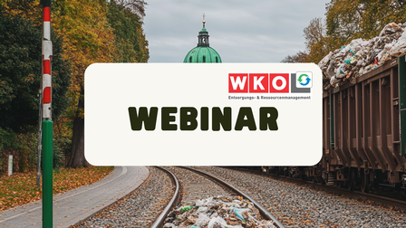 Herbstliche Szene mit Bahngleisen in einer parkähnlichen Umgebung; rechts steht ein Güterzug mit offenen Waggons voller Abfall. Im Hintergrund ist eine grüne Kuppel zu sehen. In der Bildmitte befindet sich ein großes, helles Textfeld mit dem WKO-Logo und der Aufschrift „WEBINAR – Entsorgungs- & Ressourcenmanagement“.