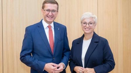 Wirtschafts-Landesrat Markus Achleitner und WKOÖ-Präsidentin Doris Hummer verlängern die Kooperation für das Export Center OÖ bis 2030. 