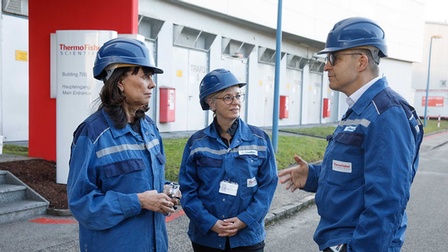 Betriebsbesuch bei Thermo Fisher Scientific im Linzer Chemiepark: (v. l.) WKÖ-Präsidentin Martha Schultz,  WKOÖ-Präsidentin Doris Hummer, Technischer Direktor Ulrich Wieltsch.