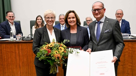 WKOÖ-Präsidentin Doris Hummer (li.) und Direktor Gerald Silberhumer überreichten die Ehrenmedaille in Gold an Angelika Sery-Froschauer