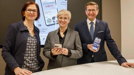V. l.: Margit Klima-Bencic (Personalleiterin MIC Datenverarbeitung), WKOÖ-Präsidentin Doris Hummer und Wirtschafts-Landesrat Markus Achleitner präsentieren die Come2Austria-App. 