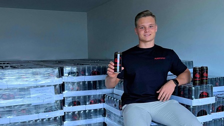 Das Auto muss draußen bleiben: In der elterlichen Garage bunkert Jungunternehmer Fabian Flotzinger die erste Charge seines Energydrinks.<br />
