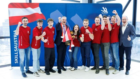 Team Oberösterreich für die WorldSkills 2026: Fabian Spitzer (CNC-Drehen), Luca Reitböck (Zimmerer), Hannes Sortsch (Koch), WKOÖ-Vizepräsident Leo Jindrak, Sarah Schöftner (Restaurant Service), Jonas Danninger (Kälte- und Klimatechnik), Andreas Landl (Fliesenleger), Marcel Ortner, Simon Weiss (Gartengestaltung) und Friedrich Dallamaßl, Direktor-Stellvertreter WKOÖ. 