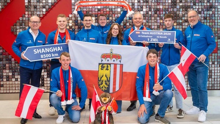 Das OÖ-Team für die Worldskills 2026 v. l. WKOÖ-Direktor Gerald Silberhumer, Jonas Danninger (Kälte- und Klimatechnik), Simon Weiss (Gartengestaltung; kniend), Fabian Spitzer (CNC-Drehen), Andreas Landl (Fliesenleger), Sarah Schöftner (Restaurant-Service), WKOÖ-Vizepräsident Leo Jindrak, Marcel Ortner (Gartengestaltung; kniend), Luca Reitböck (Zimmerer) und WKOÖ-Direktor-Stv. Friedrich Dallamaßl<br />
<br />
