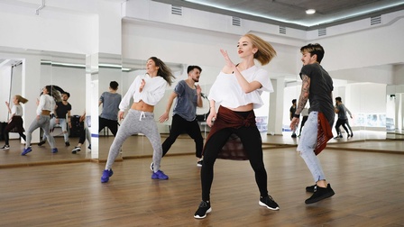 Eine Gruppe junger Menschen tanzt in einem Tanzstudio