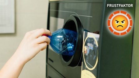 Closeup von Hand, die PET-Flasche in Maschine wirft
