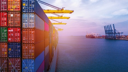 Ein großes Containerschiff auf offenem Meer in Nahaufnahme