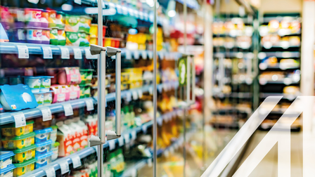 Einsortierte Lebensmittel in einem gewerblichen Kühlschrank eines Supermarktes