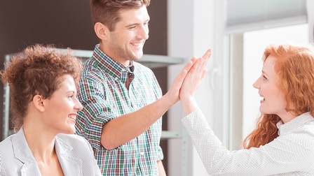 Drei junge Personen unterhalten sich