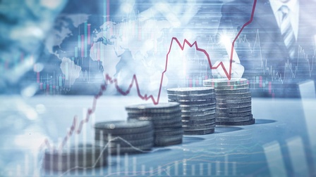 Fünf unterschiedlich hoch gestapelte Münzen 