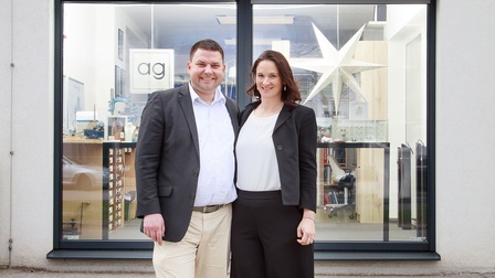 Ein Mann und eine Frau vor einem Schaufenster