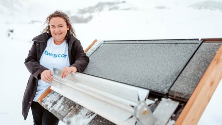 Sara Kapeller mit ihrem Schneeräumungssystem