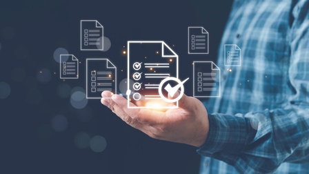 Eine Hand hält virtuelle Dokumente mit einem Häkchen 