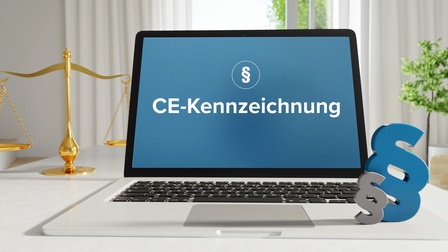 Ein Laptop wo auf dem Bildschirm draufsteht CE-Kennzeichnung.