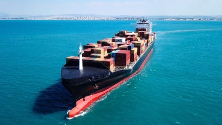 Großes Frachtschiff auf offener See