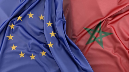 Die Flaggen der EU und Marokkos übereinandergelegt