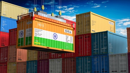 Containerhafen - ein Container trägt die indischeFlagge