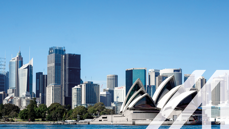 Stadtansicht von Sydney:  Blick vom Wasser auf die Skyline mit der berühmten Oper, umgeben von zahlreichen Wolkenkratzern. Über das Bild wurde ein weißes Austria A gelegt.