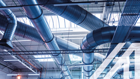 Blick auf metallene Lüftungsrohre an der Decke eines Raumes zur Klimatisierung von Gebäuden. 