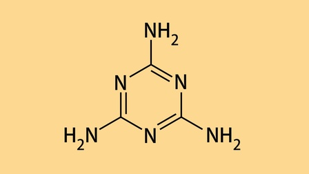 Chemische Strukturformel von Melamin auf orangenem Hintergrund