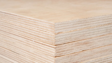 Stapel mit Weichholzsperrholplatten