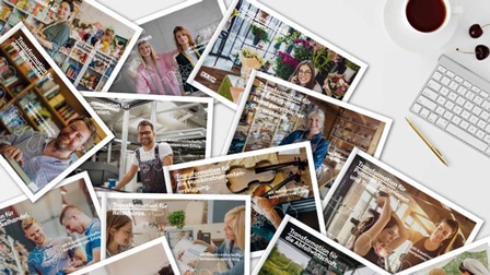 Mehrere Bilder mit abgelichteten Personen, die auf einen weißen Tisch liegen, daneben eine Tastatur, eine Tasse, ein Stift und Kirschen