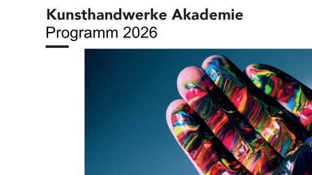 Hand beschmiert mit bunter Farbe