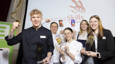 Fünf junge Menschen jubeln mit Trophäen bei den JuniorSkills Steiermark.