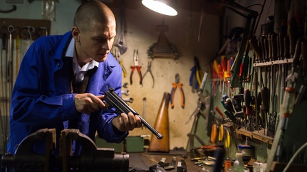 Ein Büchsenmacher beim reparieren einer Pistole
