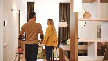 Ein Paar bezieht ein Ferienappartment