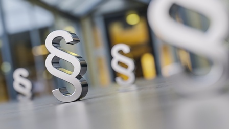 Paragraphen als Symbole für Recht, Arbeitsrecht