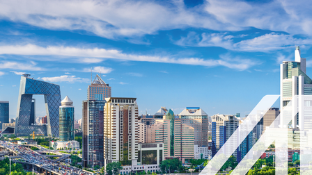 Blick auf die Skyline von Peking, Hauptstadt von China, mit vielen modernen Gebäuden, ganz links befindet sich das China Central Television Headquarter, die Sendezentrale des staatlichen Fernsehens China.