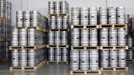 Auf Paletten gestapelte Kegs, Bierfässer