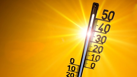 Im Vordergrund ist ein Thermometer vor einem orangen Hintergrund. Rechts sind die Zahlen bis 50 daran montiert. Die Anzeige des Thermometers ist etwa bei der Zahl 43