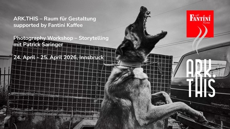 Schwarz-weiß Foto von einem bellenden Hund