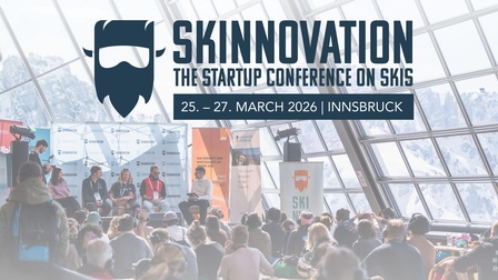 Menschen bei einer Veranstaltung, vorne sind fünf Personen am Podium, rechts daneben steht ein Schriftzug SKINNOVATION the startup conference on skis 25.-27. March 2026 Innsbruck
