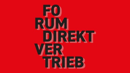 roter Hintergrund mit schwarzer Aufschrift Forum Direktvertrieb