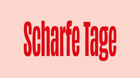 Hellroter Hintergrund mit roter Aufschrift Scharfe Tage